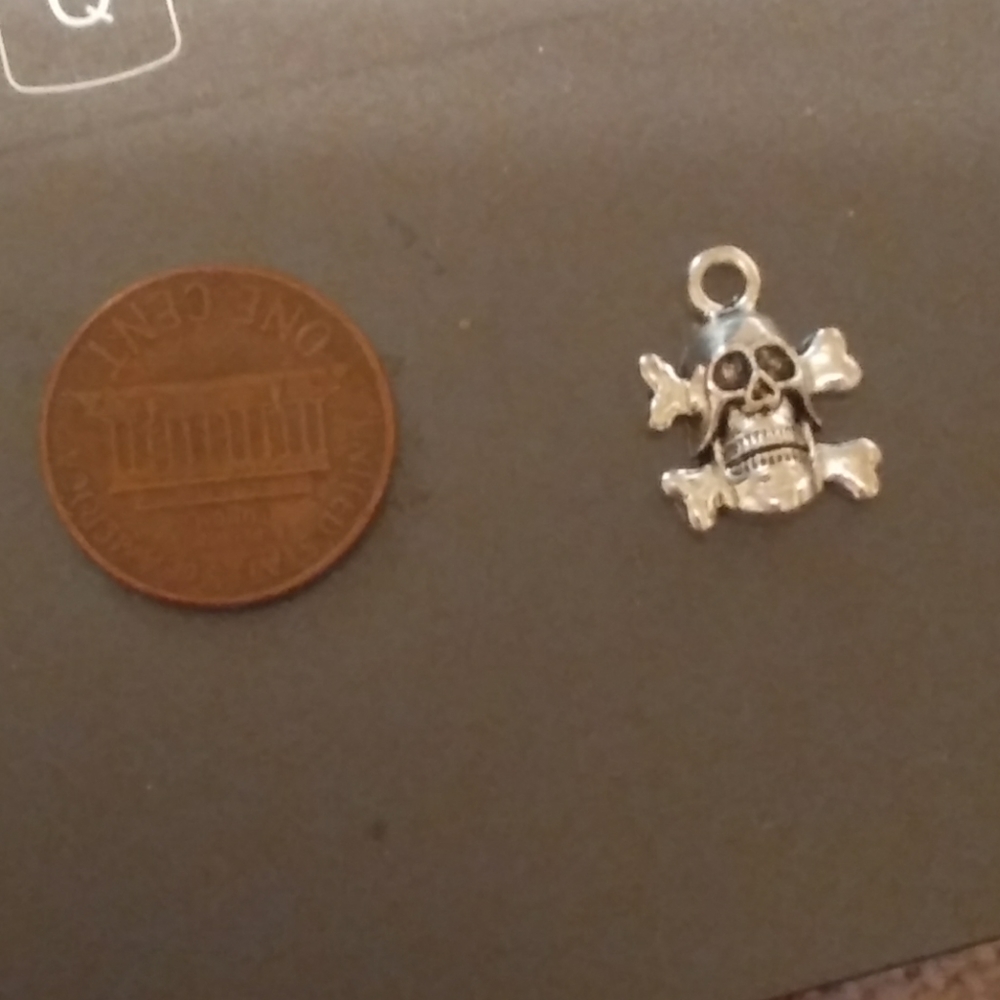 Skull pendent